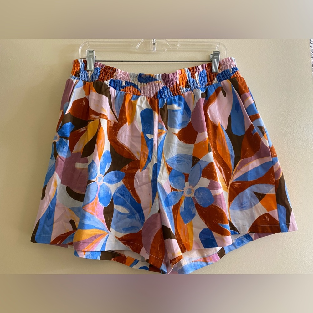 Abstract Smocked Waist Shorts - Forever 21 - Picture 2 of 6